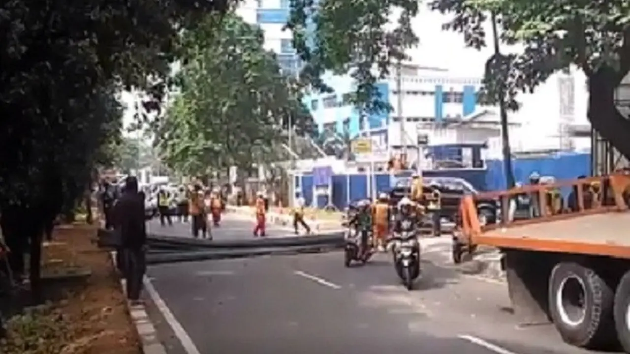 Besi melintang di Jalan TB Simatupang