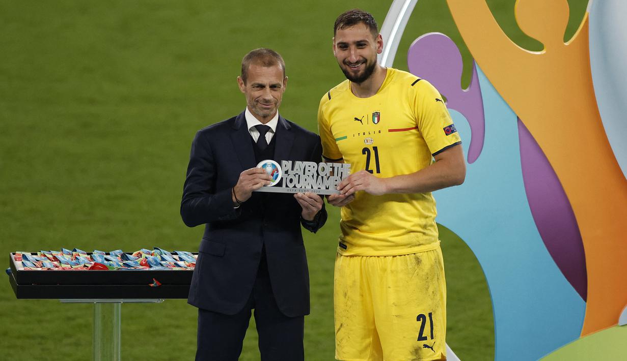 Gianluigi Donnarumma juga dinobatkan sebagai pemain terbaik di ajang Euro 2020. Ketenangannya di bawah mistar gawang Italia dalam drama adu penalti mampu merontokkan Spanyol di semifinal dan Inggris di partai puncak. (AFP/Pool/John Sibley)