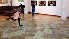 Seorang anak bermain Engklek saat Pameran dan Gelar Dolanan Nusantara di Bentara Budaya Jakarta, Jumat (24/2). Pameran bertema tema "Menyelami Kegairahan Masa Kecil" ini berlangsung pada 22-28 Februari 2017. (Liputan6.com/Johan Tallo)