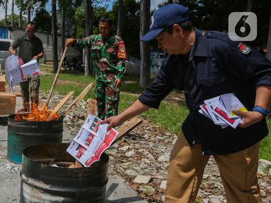 Anggota Komisi Pemilihan Umum Republik Indonesia (KPU-RI) didampingi personel TNI dan Polri serta Bawaslu memusnahkan surat suara Pemilu 2024 untuk pemilihan luar negeri di gudang logistik KPU, Kecamatan Benda, Kota Tangerang, Selasa (13/2/2024). (Liputan6.com/Angga Yuniar)