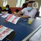 Petugas KPPS melakukan penghitungan suara di TPS 36 Perumahan Griya Pamulang 2, Tangerang Selatan, Rabu (9/12/2020). Sebanyak 976.019 orang terdaftar dalam Daftar Pemilih Tetap (DPT) pada Pilkada Tangsel 2020 yang diikuti tiga pasang calon Wali Kota dan Wakil Wali Kota (merdeka.com/Dwi Narwoko)