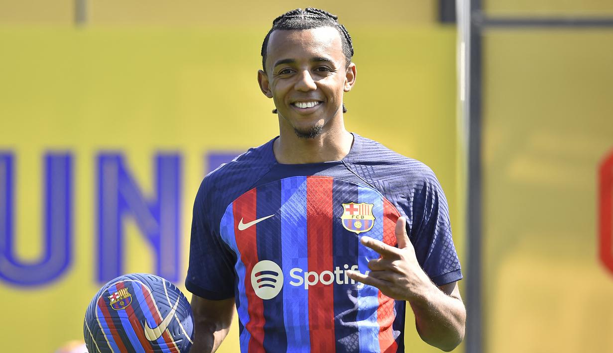 Jules Kounde. Bek tengah Sevilla berusia 23 tahun ini telah menjadi incaran Chelsea sejak bursa transfer musim panas 2021/2022 lalu. Hingga bursa transfer musim ini pun Chelsea terus berjuang mendapatkan pemain asal Prancis tersebut, apalagi The Blues baru ditinggal dua pemain belakang andalannya, Andreas Christensen dan Antonio Ruduiger. Apa daya, sang pemain lebih memilih bergabung dengan Barcelona denagn nilai transfer 50 juta euro dan terikat kontrak hingga Juni 2027. (AFP/Pau Barrena)