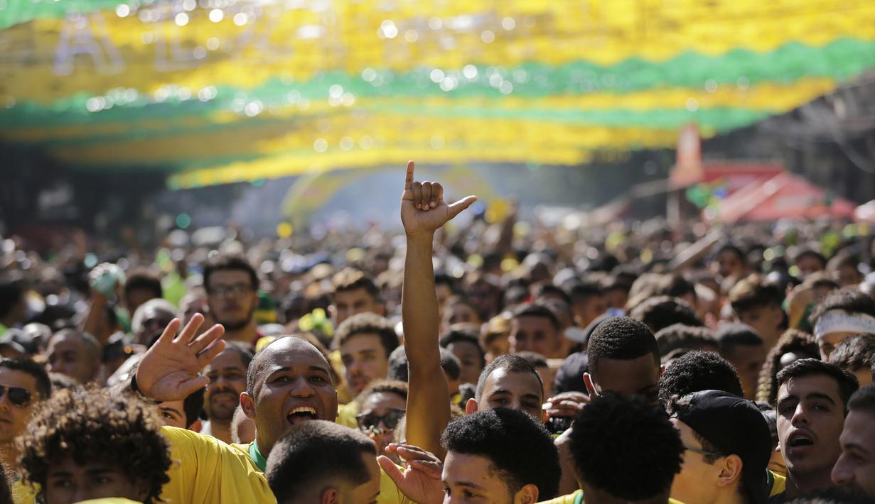 Gaya fans Brasil saat gol Neymar ke gawang Kosta Rika pada laga grup E Piala Dunia 2018 di Rio de Janeiro, Brasil, (22/6/2018). Brasil menang 2-0. (AP/Silvia Izquierdo)