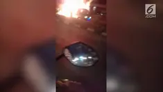 Sebuah mobil pick up bermuatan barang bekas ludes terbakar di tengah jalan Tekno Widya, Setu, kota Tangerang Selatan, Selasa malam.