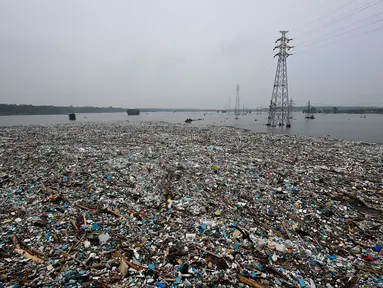 Sampah yang mengapung terlihat di sungai di daerah banjir setelah hujan lebat di pinggiran Beijing, di daerah perbatasan antara Beijing dan provinsi Hebei, pada 2 Agustus 2023. (AFP/Giok Gao)