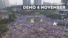 Ratusan Ormas Islam berada di Bundaran Patung Kuda, Jakarta, Jumat (4/11). Massa berkumpul untuk melakukan aksi di depan Istana Merdeka