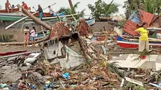 Penduduk mengecek kerusakan akibat hujan lebat dan banjir di Kota Oroquieta, Misamis Occidental (27/12/2022). Korban tewas akibat banjir di Filipina telah meningkat menjadi 25 orang, kata para pejabat pada 28 Desember, dengan badai diperkirakan akan menurunkan lebih banyak hujan di wilayah selatan dan tengah yang paling terpukul. (Photo by Handout/Angelica Villarta/AFP)