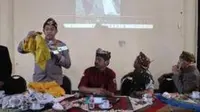 Kapolres Probolinggo AKBP Teuku Arsya Khadafi, tunjukan bukti kain kuning pembungkus Arca Ganesha yang ditemukan di lerang kawah Gunung Bromo (Istimewa)