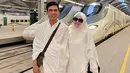 Dari Madinah menuju ke Mekah, Meggy wulandari dan sang suami menjajal naik kereta cepat. Pada momen tersebut, keduanya tak lupa mengabadikan momen bersama. (Liputan6.com/IG/@meggywulandari_real)
