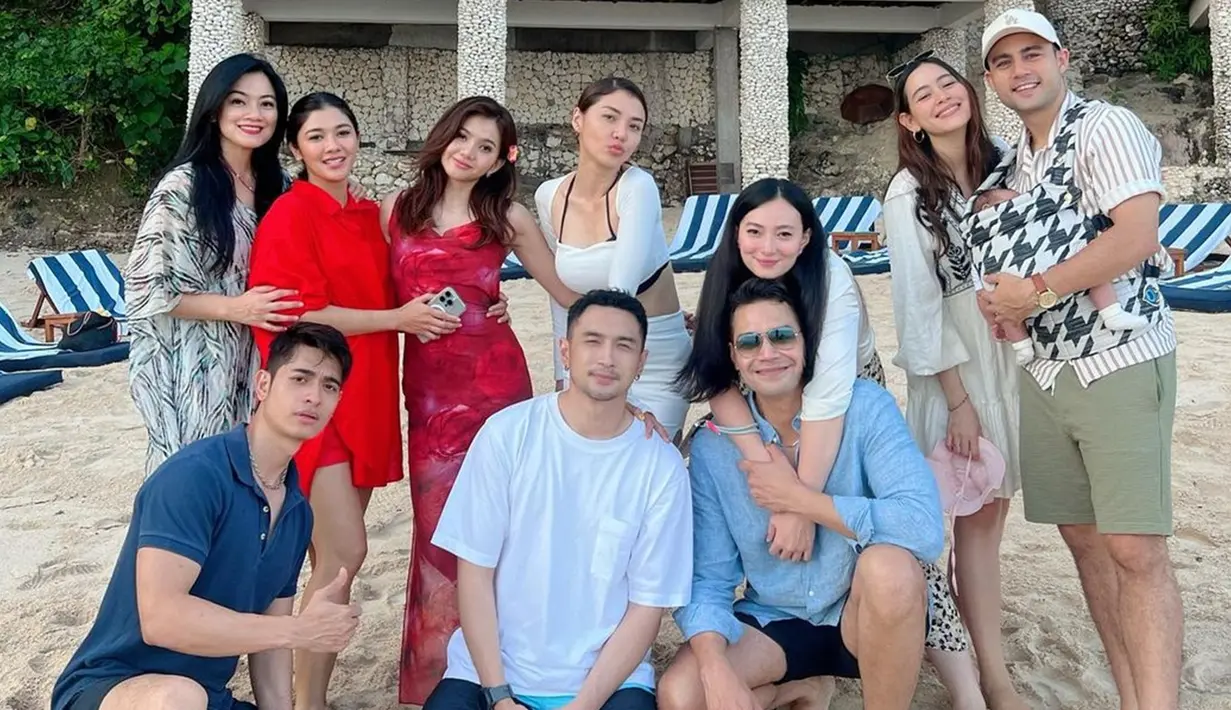 Tidak hanya dengan Naysila, Jonas dan Asmirandah, istri Christian Sugiono itu menghabiskan momen seru di Bali dengan sederet selebriti lain seperti Laura Theux, Indra Brotolaras, dan masih banyak lagi. Mereka tampak mengunjungi beberapa tempat wisata populer di Pulau Dewata. (Liputan6.com/IG/@titi_kamall)
