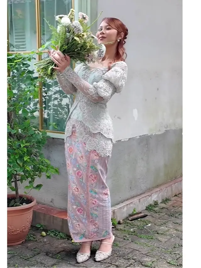 6 Potret Detail Kebaya Modern Nadin Amizah di Momen Lamaran, Anggunnya Klasik