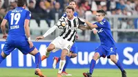 Pemain Juventus, Claudio Marchisio (tengah)  berebut bola dengan pemain Bologna, Adam Nagy pada lanjutan Serie A di Allianz Stadium, Turin, (5/5/2018). Juventus menang 3-1. (Alessandro Di Marco/ANSA via AP)