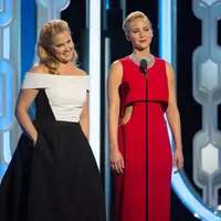 Jennifer Lawrence dan Amy Schumer. (Bintang/EPA)