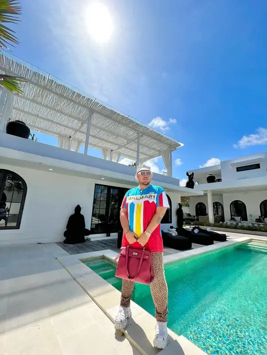 Kini Ivan Gunawan sudah bisa membeli baju di toko karena sudah ada ukuran yang pas untuknya dan tak lagi membuat baju sendiri. (FOTO: instagram.com/ivan_gunawan)