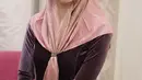 Menggunakan Hijab bewarna merah muda, Donita semakin terlihat cantik (Liputan6.com/IG/donitabhubiy)