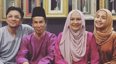 Pasangan Laudya Cynthia Bella dan Engku Emran berfoto bersama dengan Amy Search dan istrinya di Malaysia. Laudya Cynthia Bella diketahui tengah menjalin hubungan dengan seorang pria asal Malaysia yang bernama Engku Emran. (instagram.com/aku.amysearch)