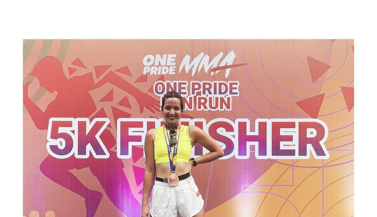 Sebelum sukses jadi finisher 10K, Nia Ramadhani telah lebih dulu menaklukkan lintasan lari sejauh 5 kilometer. Mengenakan crop top berwarna kuning, Nia tak ragu memamerkan perut ratanya dengan running pants berwarna putih. (instagram/ramadhaniabakrie)