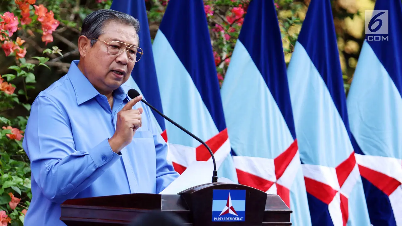 Tampil Berkemeja Biru, SBY Rayakan HUT Demokrat dengan Potong Tumpeng
