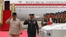 Presiden Republik Indonesia, Prabowo Subianto (kiri) memberi hormat kepada pasukan kehormatan saat tiba di Bandara Internasional Mactan-Cebu menjelang kedatangannya pada Konferensi Tingkat Tinggi (KTT) ke-48 Perhimpunan Bangsa-Bangsa Asia Tenggara (ASEAN) di Cebu, Filipina, Kamis 7 Mei 2026. (Jacqueline Hernandez/POOL/AFP)