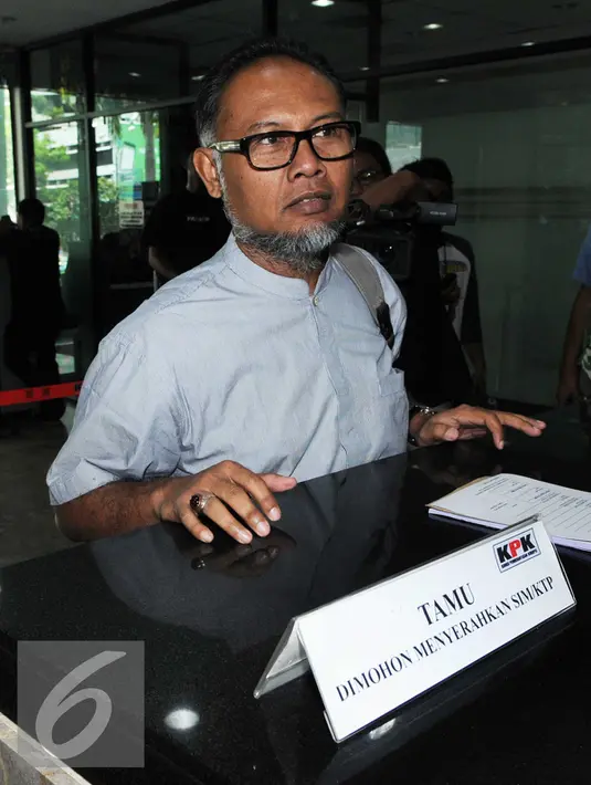 Mantan Wakil Ketua KPK, Bambang Widjojanto saat ingin mengisi buku tamu di KPK, Jakarta, Kamisu (24/3). Haryadi ditetapkan menjadi tersangka oleh Bareskrim Mabes Polri. (Liputan6.com/Helmi Afandi)
