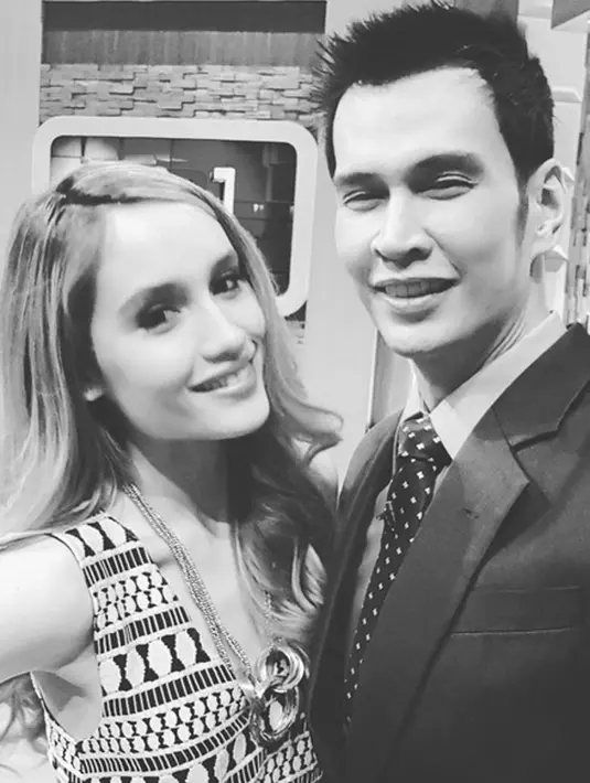 Sebagai motivator, dokter tampan ini memang sangat gemar berbagi ilmu. Tidak hanya menjadi pembicara sebuah seminar, namun dengan media sosialnya ia selalu mengunggah kalimat positif yang menginspirasi. (Instagram/drryanthamrin_asli)