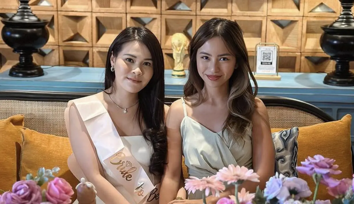 Chen tampil dengan riasan wajah natural tanpa makeup berlebih namun tetap glowing. Dengan rambut panjang hitam belah pinggir terurai.  [@chengiovanis]