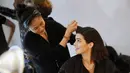 Model Kendall Jenner saat mempersiapkan dirinya sebelum tampil dalam Michael Kors Autumn/Winter 2017 dalam acara New York Fashion Week di Manhattan, AS (15/2). (Jamie McCarthy / Getty Images untuk Michael Kors / AFP)