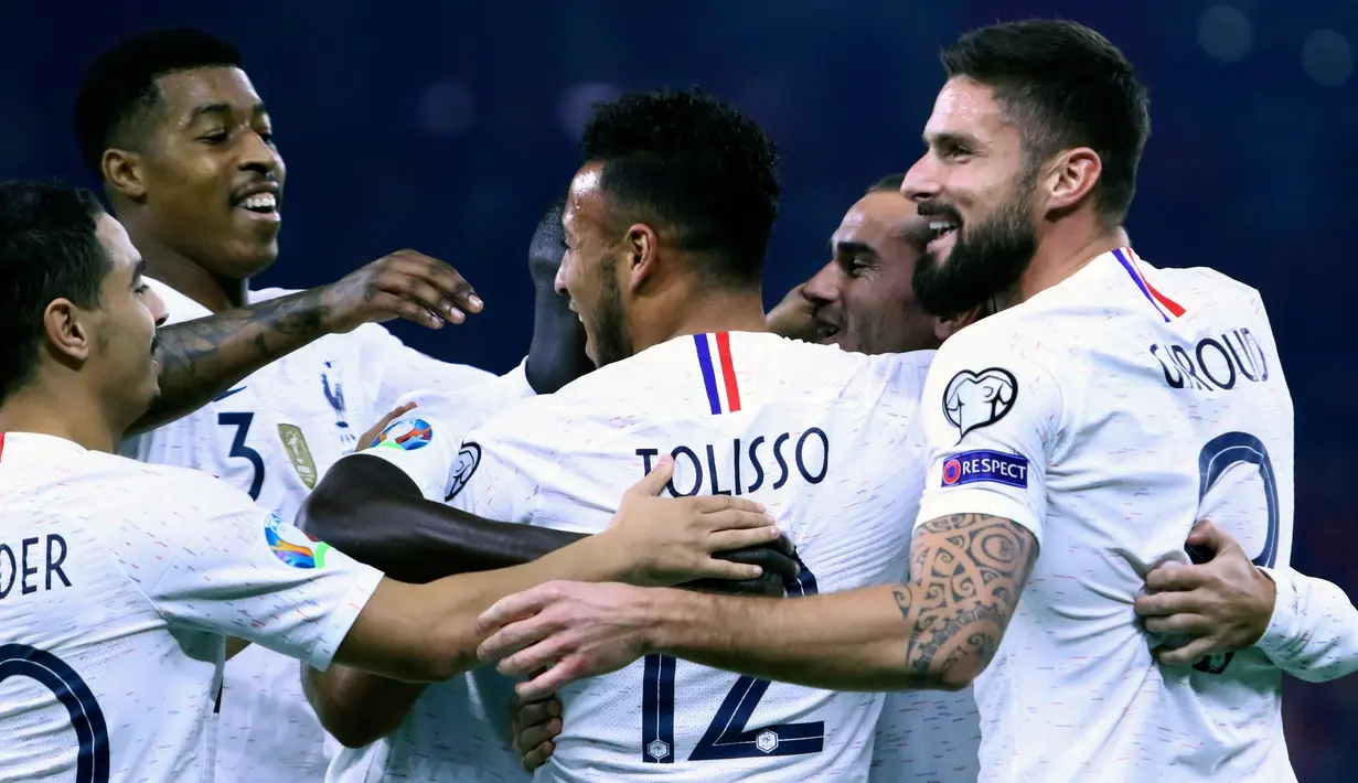 Gelandang Timnas Prancis, Corentin Tolisso berselebrasi dengan rekan setimnya setelah mencetak gol ke gawang Albania pada kualifikasi Grup H Piala Eropa 2020 di Arena Kombetare, Minggu (17/11/2019). Timnas Prancis sukses meraih kemenangan 2-0 atas timnas Albania. (AP/Hektor Pustina)
