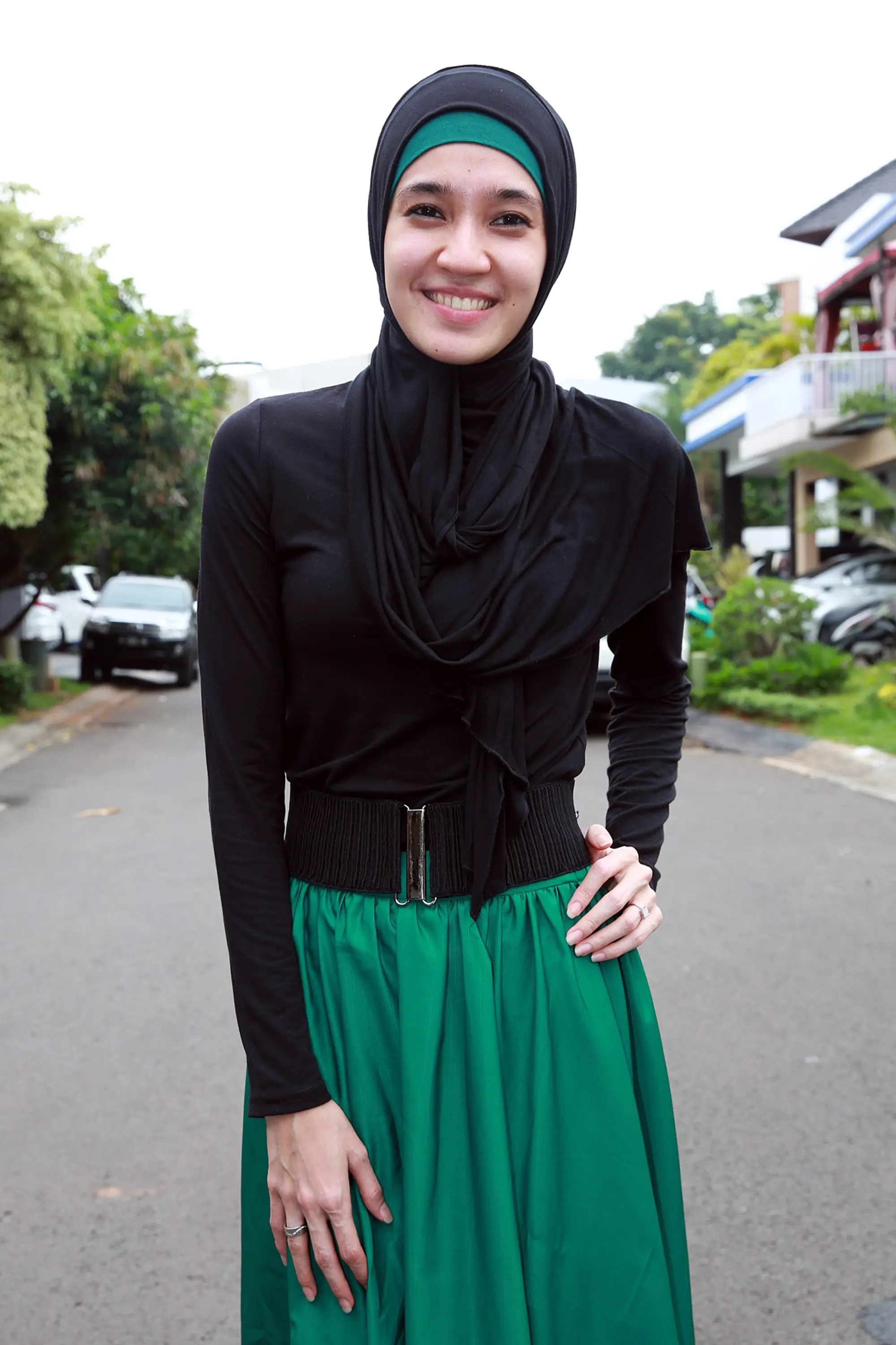 Setelah membaca artikel tentang menutup aurat, Dhini Aminarti akhirnya menutup auratnya. Sebenarnya sejak lama ia ingin menutup auratnya. Saat itu, ia mengaku belum mendapatkan hidayah. (Deki Prayoga/Bintang.com)