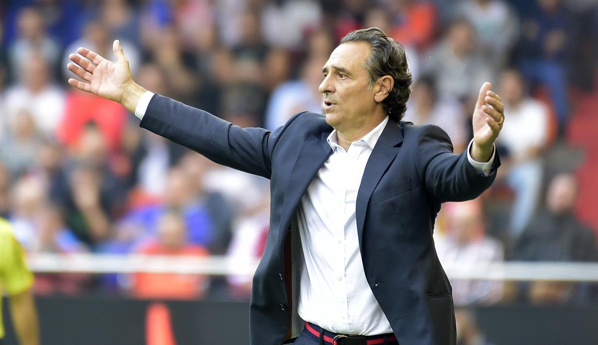 5. Cesare Prandelli - Pria berusia 60 tahun ini adalah manajer dengan segudang pengalaman. Ia pernah membawa timnas Italia menjadi runner-up Piala Eropa 2012. (AFP/Jose Jordan)