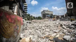 Pekerja menyelesaikan pembangunan Kampung Gembira Gembrong, Jakarta, Senin (4/7/2022). Pemprov DKI Jakarta telah memulai proses revitalisasi permukiman korban kebakaran Pasar Gembrong di RW 001 yang akan diberi nama Kampung Gembira Gembrong. (Liputan6.com/Faizal Fanani)