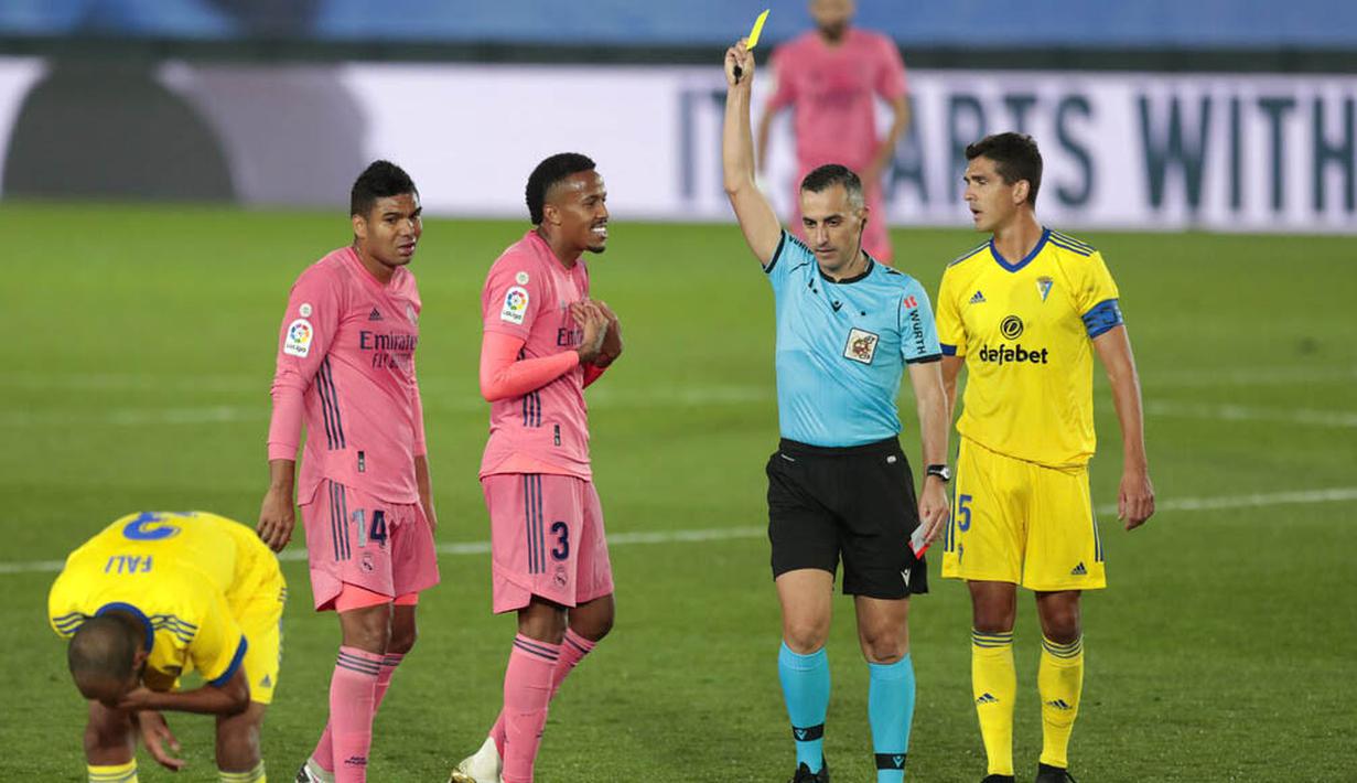 Pemain Real Madrid, Eder Militao, mendapat kartu kuning saat melawan Cadiz pada laga Liga Spanyol di Stadion Alfredo Di Stefano, Minggu (18/10/2020). Real Madrid takluk dengan skor 1-0. (AP/Bernat Armangue)