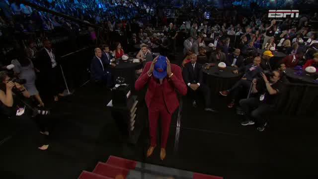 Berita video New York Kniks memilih Guard  Frank Ntilikina pada NBA Draft 2017.