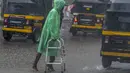Musim hujan, yang merupakan sumber kehidupan bagi perekonomian India senilai 3 triliun dolar AS, menyediakan air yang sangat dibutuhkan oleh pertanian dan mengisi kembali waduk dan akuifer. (AP Photo/Rafiq Maqbool)