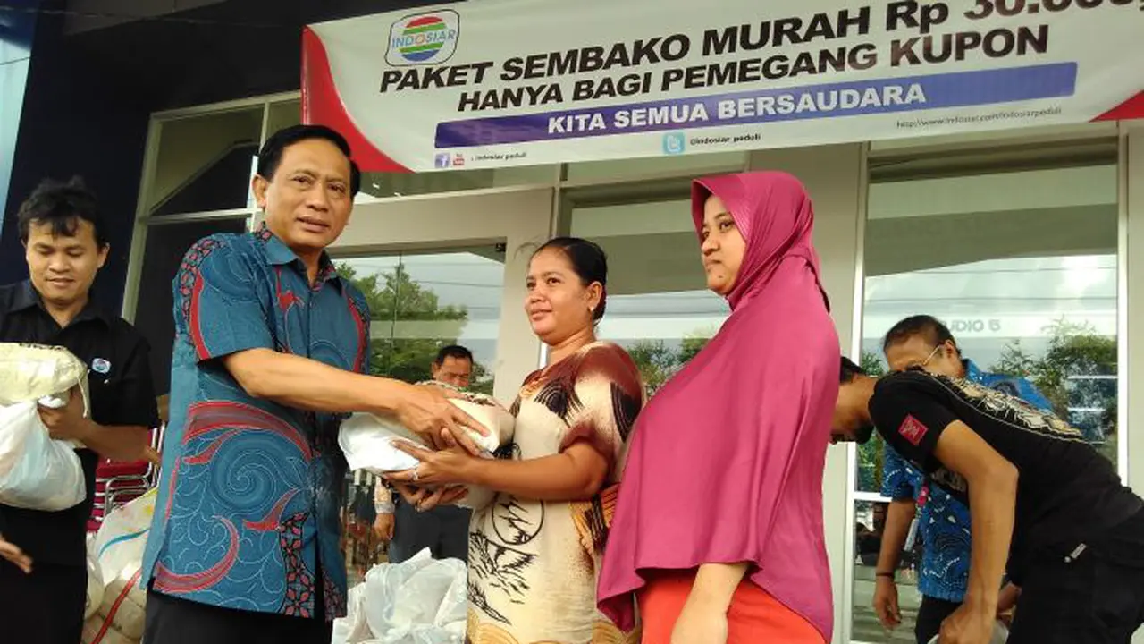 Pembagian sembako murah oleh PT Indosiar Visual Mandiri. (Foto: Fiki Ariyanti/Liputan6.com)