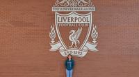 Jurnalis KLY Sports, Fitri Apriani, berpose di stadion Anfield, markas Liverpool.  (FOTO  / Ist)