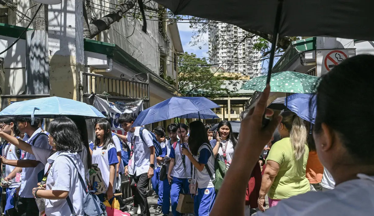 Suhu tinggi memaksa sekolah di hampir separuh Manila, Senin (3/3/2025) menghentikan kegiatan belajar mengajar. (Jam STA ROSA/AFP)