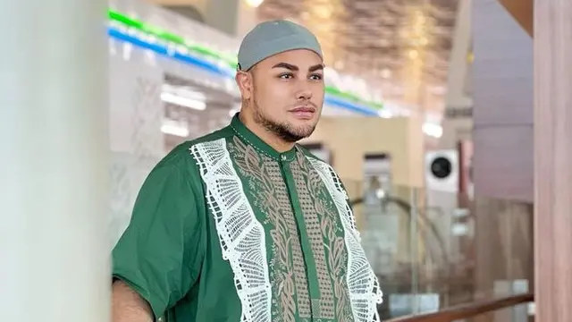 Pakai Baju Koko, Ini 6 Potret Ivan Gunawan saat Berangkat Ibadah Umrah