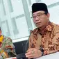 Dirjen Pajak, Ken Dwijugiasteadi (kiri) memberikan keterangan terkait pemanggilan Ketua BPK RI, Harry Azhar Azis, Jakarta, Jumat (15/4/2016). Harry dipanggil untuk melakukan klarifikasi SPT SPT Tahunan PPh. (Liputan6.com/Helmi Fithriansyah)