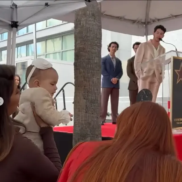 Priyanka Chopra tunjukkan wajah putrinya, Malti, ke dunia. (Foto: Instagram/priyankachopra))