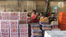 Aktivitas sentra buah di Pasar Induk Kramat Jati, Jakarta, Selasa (28/1/2020). Kementerian Pertanian memperketat pintu masuk impor beberapa jenis makanan termasuk buah-buahan dari daerah atau negara tertentu untuk mengantisipasi dan mencegah penyebaran virus corona. (Liputan6.com/Herman Zakharia)