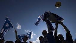 Fans Leicester mengibarkan bendera menyambut trofi juara Liga Inggris 2015/2016 di dekat Victoria Park, Leicester, (16/5/2016). (EPA/Jon Super)