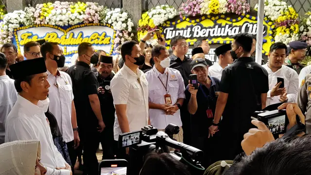 Presiden Joko Widodo dan Ibu Negara Iriana Jokowi turut melayat ke rumah Kepala Staf Kepresidenan RI Moeldoko. Istri Moeldoko, Koesni Harningsih meninggal dunia pada Minggu (12/3/2023).