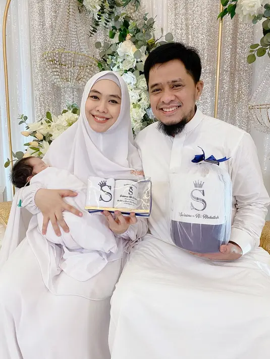 Momen khidmat kelaurga Oki Setiana Dewi gelar acara akikah. (Sumber: Instagram/@okisetianadewi)