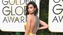 Terlepas dari kejadian itu, Emily berhasil menarik perhatian karena kecantikannya dan lekuk tubuh yang terlihat ketika dirinya mengenakan gaun kuning itu dan berlenggang di  karpet merah Golden Globe Awards 2017. (AFP/Bintang.com)