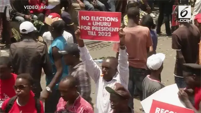 Pendukung Partai Jubilee berdemonstrasi di Mahkamah Agung Kenya. Mereka memprotes hasil pemilu Kenya Agustus lalu.