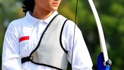 Terlihat Chelsea Islan sedang melihat arah target yang akan menjadi sasarannya saat saat ditemui dilokasi syuting di Buperta Cibubur, Jakarta Timur, Jumat (24/7/2015). (Liputan6.com/Panji Diksana)