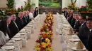 Suasana saat Presiden AS Donald Trump (empat kiri) menerima jamuan makan siang PM Singapura Lee Hsien Loong (empat kanan) di Istana Negara Singapura, Senin (11/6). Trump akan bertemu dengan Pemimpin Korea Utara Kim Jong-un di Singapura. (SAUL LOEB/AFP)