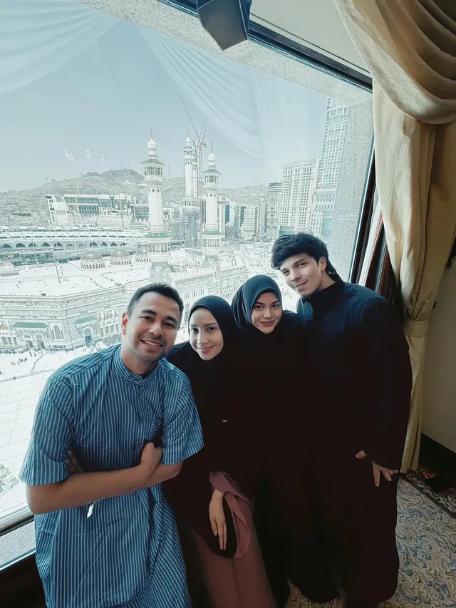 6 Potret Raffi Ahmad Kumpul Bareng Atta Halilintar Waktu Jalani Ibadah Haji