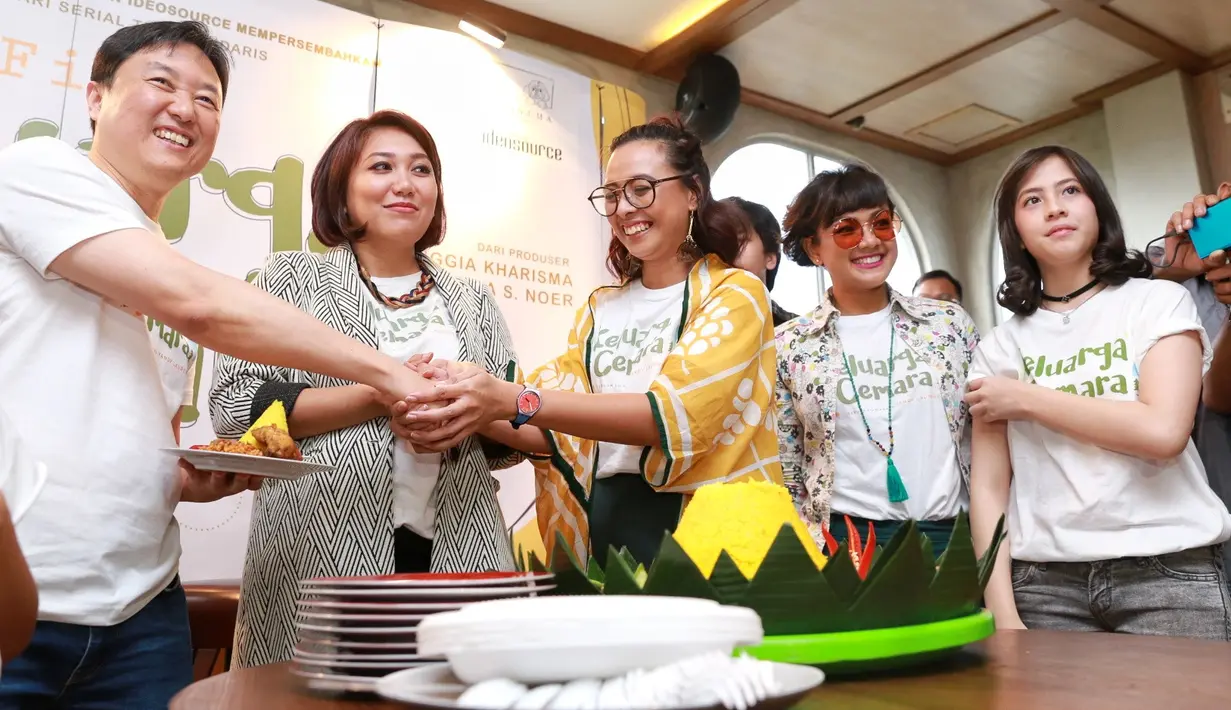 Syukuran film Keluarga Cemara di kawasan Gunawarman, Jakarta Selatan, Kamis (4/1/2018). Beberapa pemain terlihat hadir dalam acara tersebut. (Adrian Putra/Bintang.com)